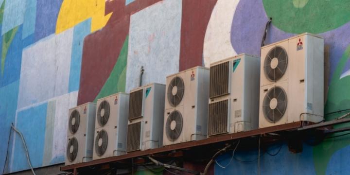 Conjunto de aparatos de aire acondicionado instalados en la fachada de un edificio.