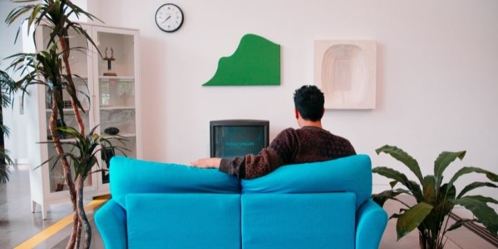 Persona disfrutando de la nueva forma de ver televisión